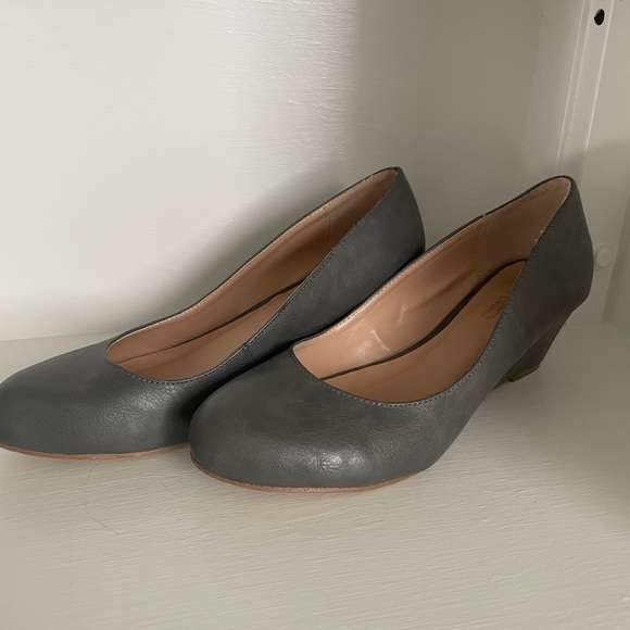 Journee Collection Women's Pumps Round Toe Heels size 8 - Picture 3 of 6